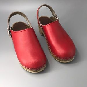 Hanna Anderson Girls red leather clogs